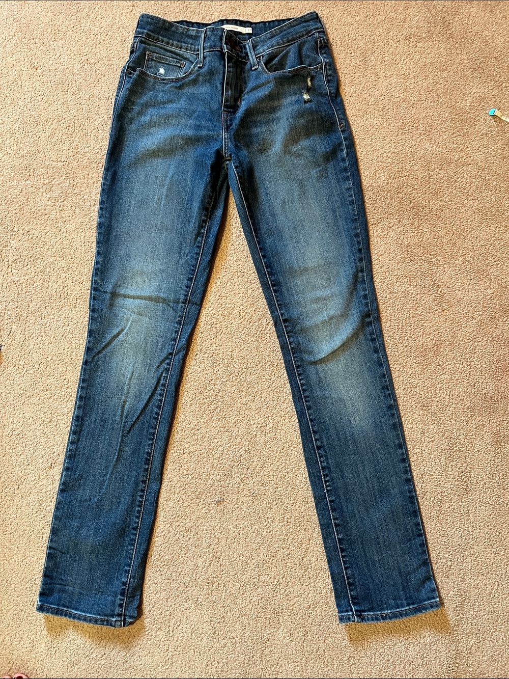 Levi’s women’s midrise skinny sz.27 L 32. Slightly distressed by pockets.